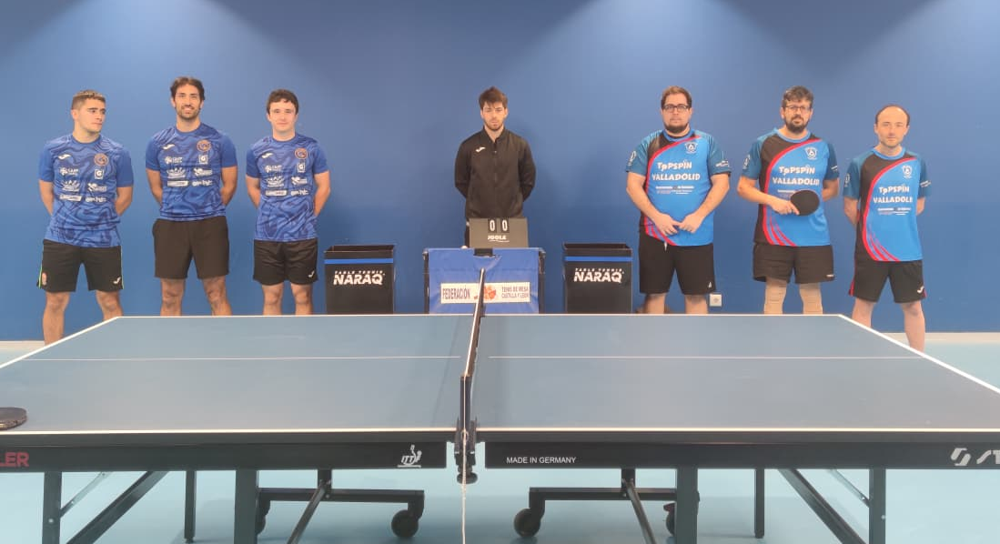 Jugadores del CTM CAEP Soriano y TopSpin A antes del encuentro en Valladolid